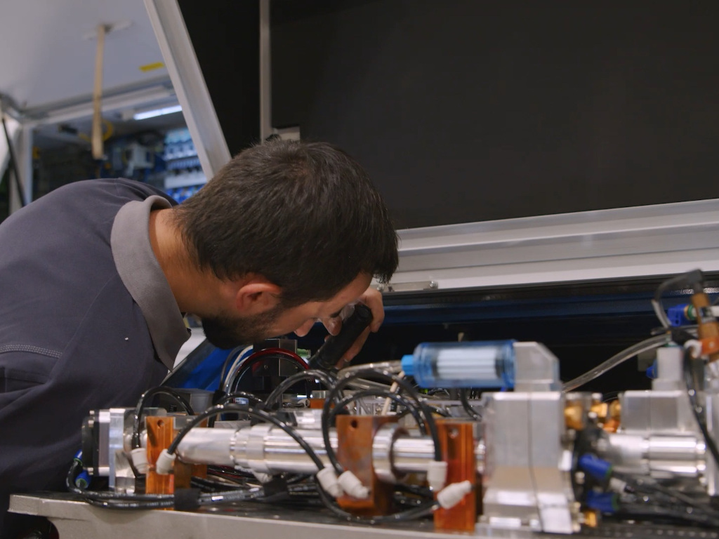 Intervention sur une table laser