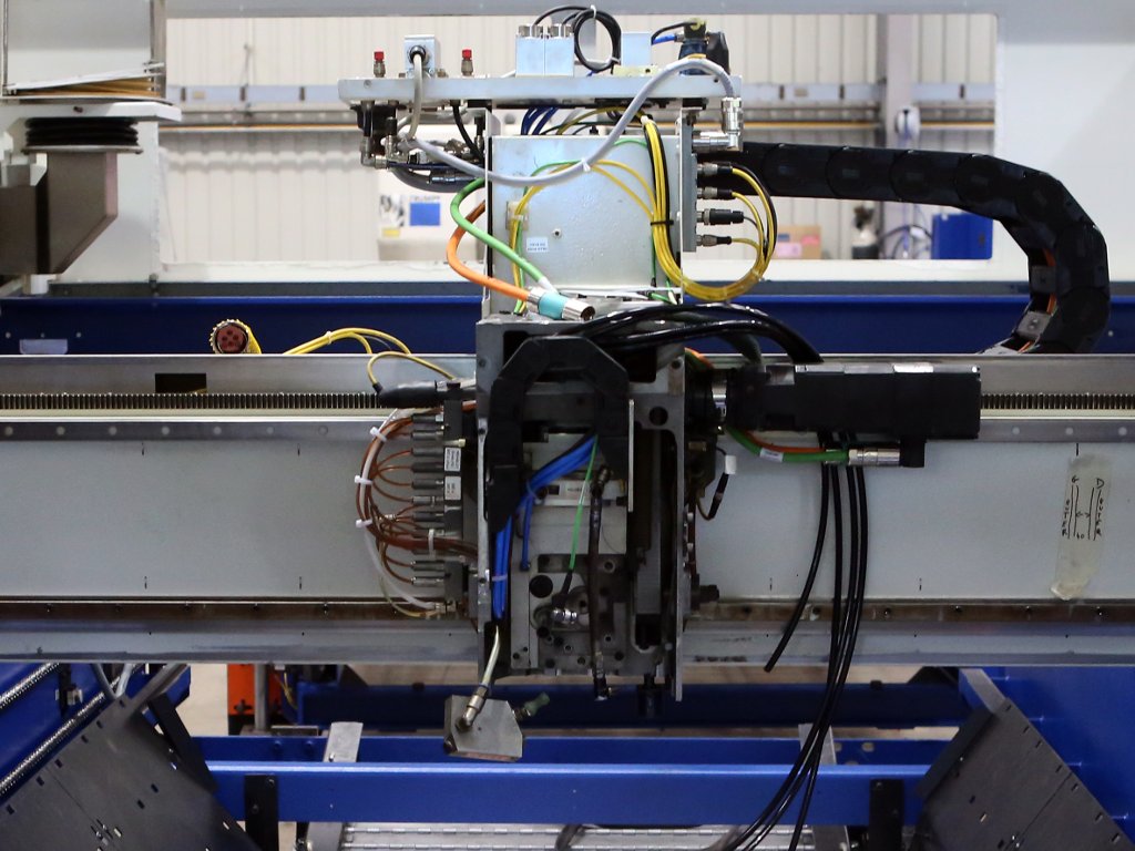 Refurbishing a 2D laser cutting machine